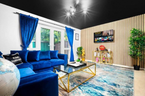 Stylish Manchester 4 Bed House w/Garden ✘ Sleeps 9 - Salford ☆ FREE PARKING → SMART TVs in every bedroom ☆ FREE NETFLIX & Ultra Fast WIFI ✪ 6 min to City Centre, Close to Trafford Centre, Etihad Stadi
